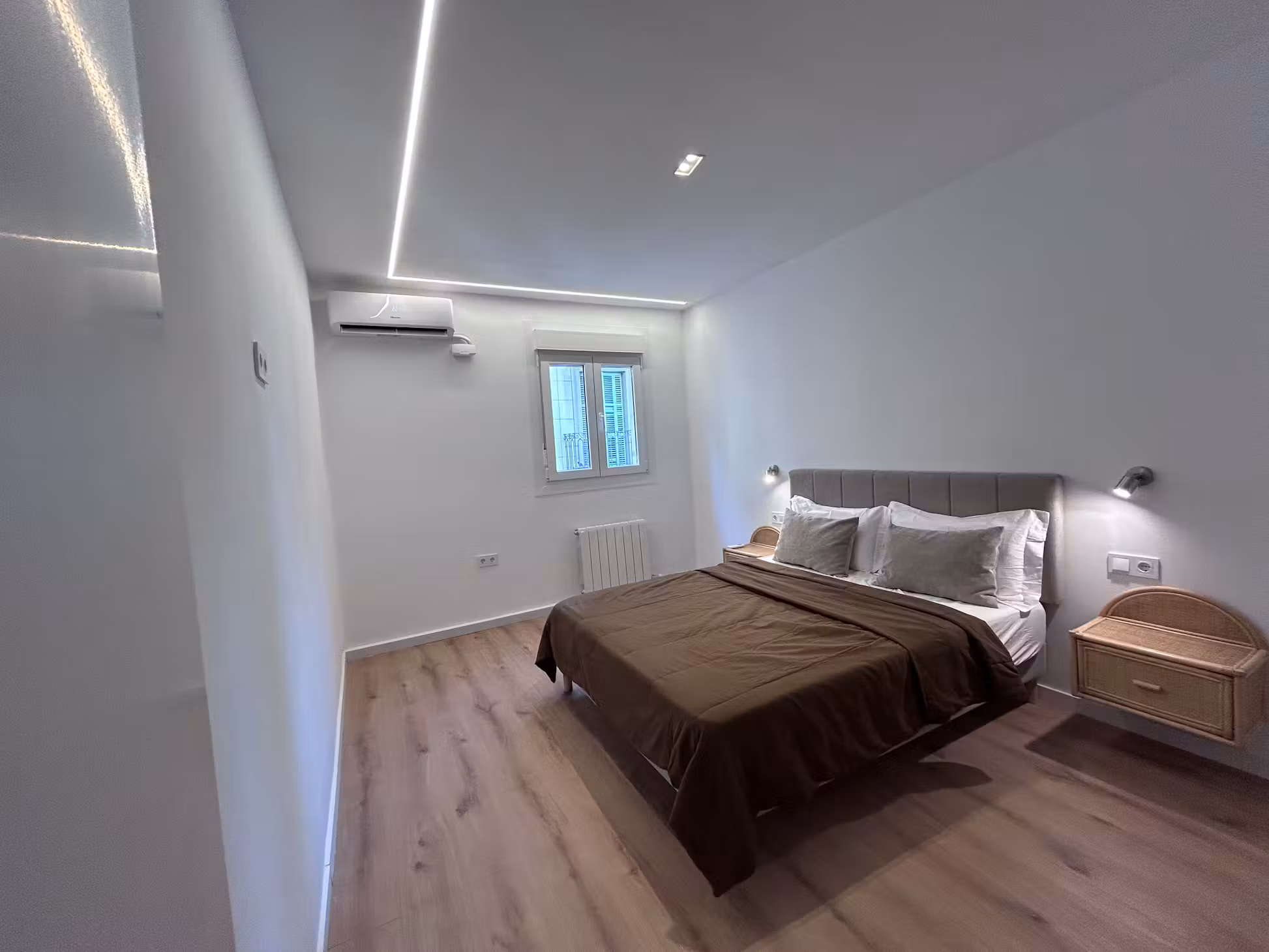 Dormitorio con cama matrimonial