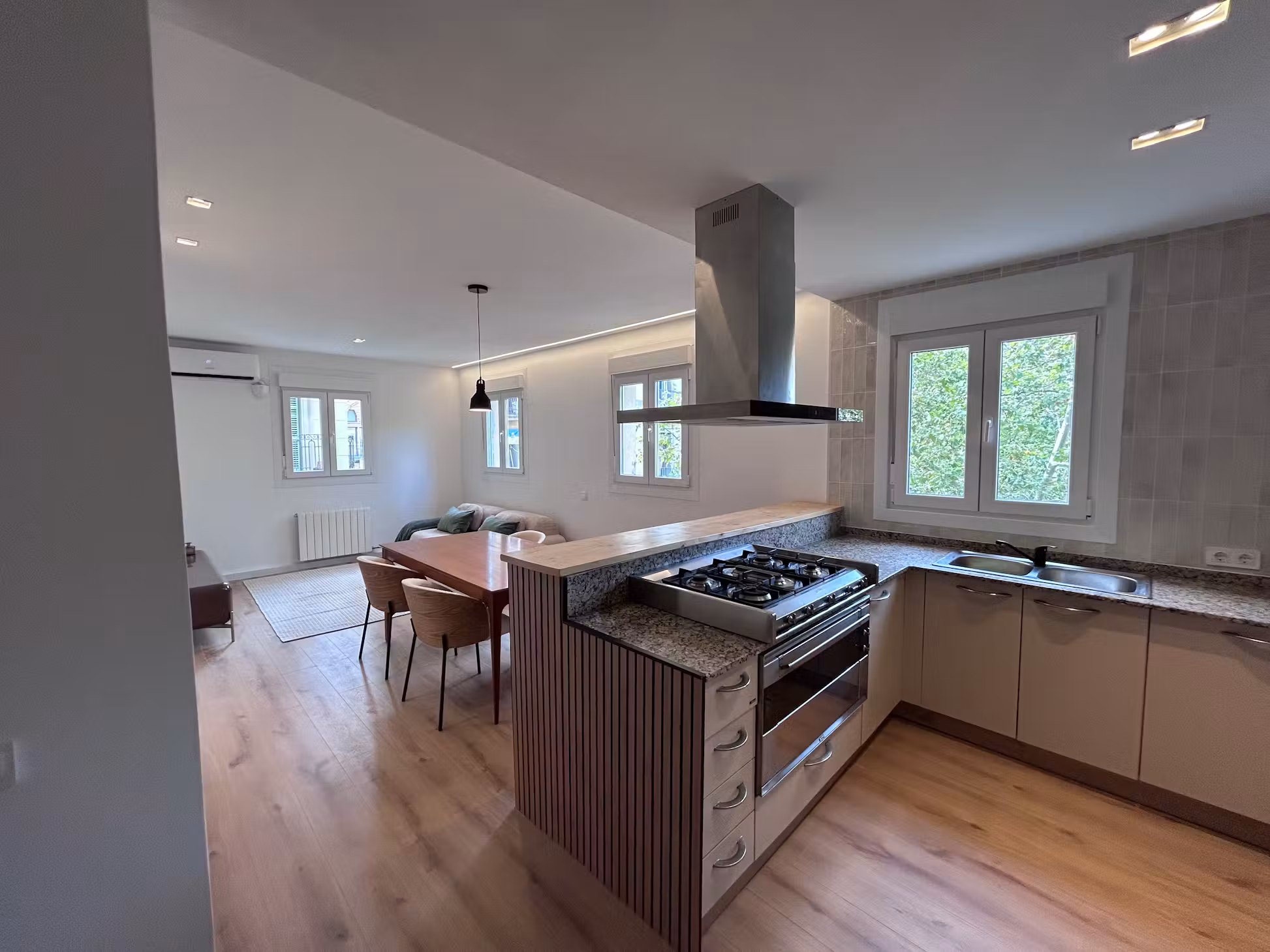Cocina integrada con barra de madera