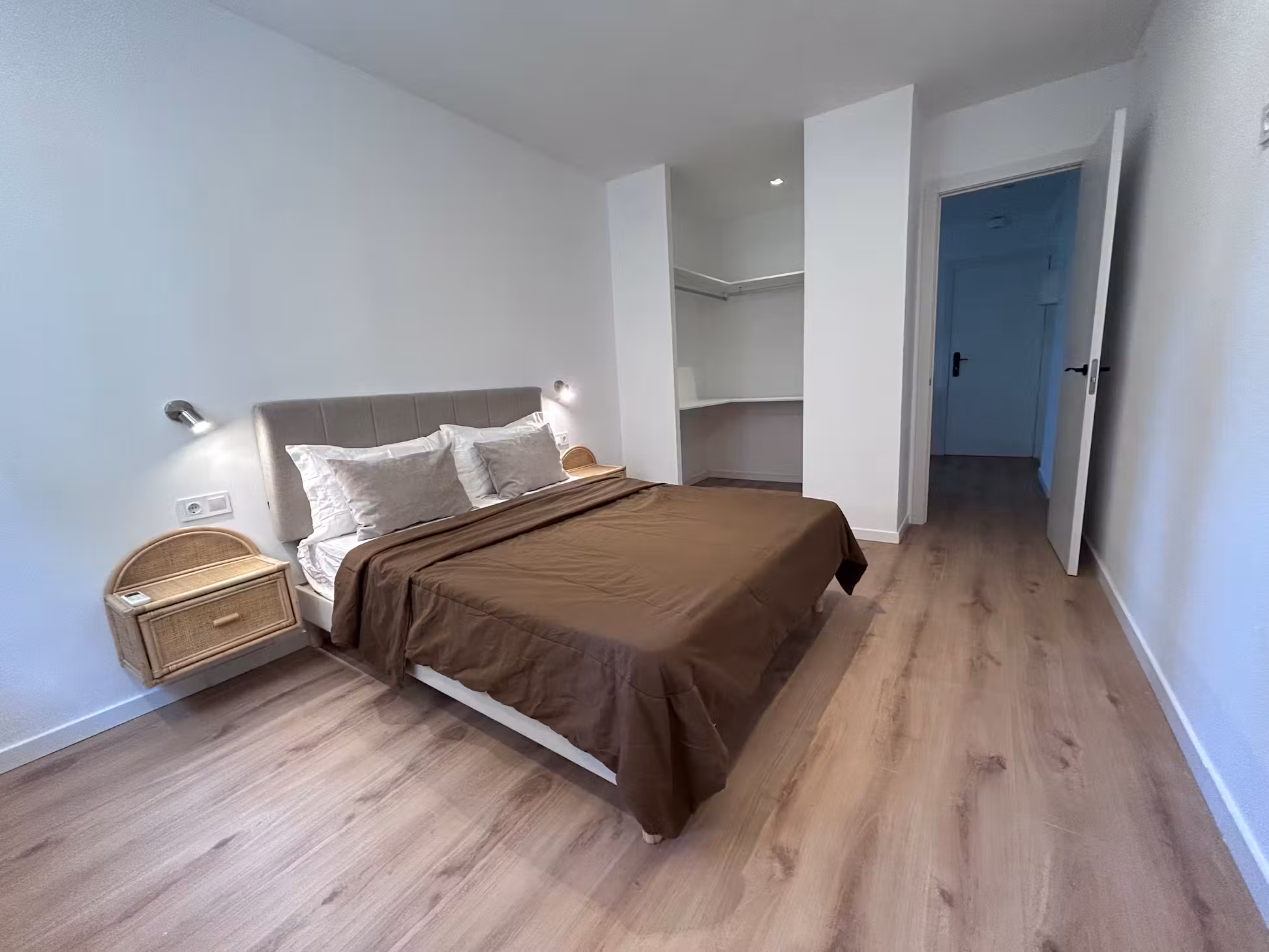 Dormitorio independiente y clóset abierto