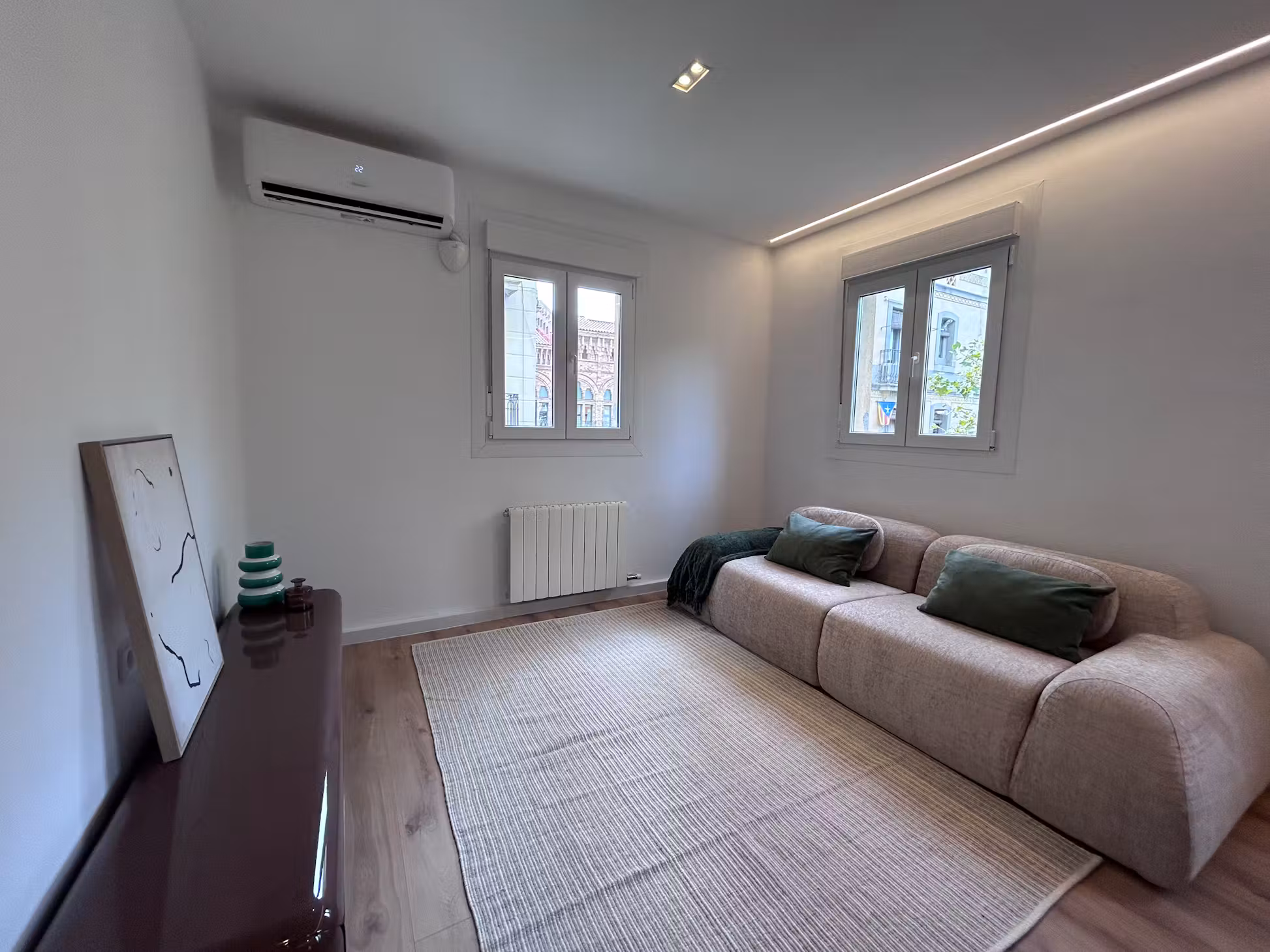 Living con sofá y aire acondicionado