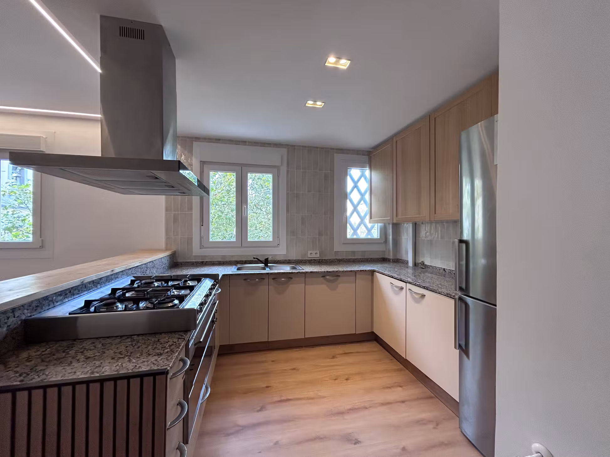 Cocina equipada con horno y campana