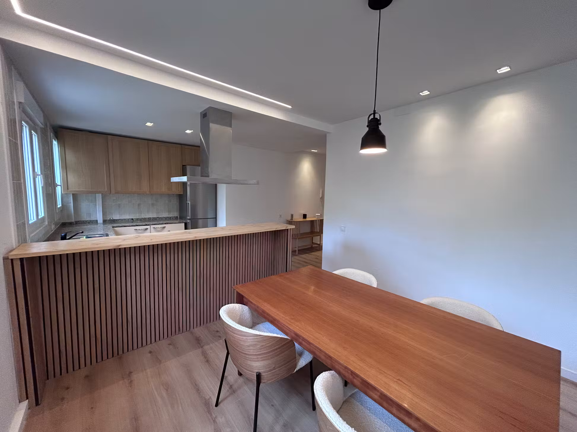 Comedor para cuatro junto a la cocina