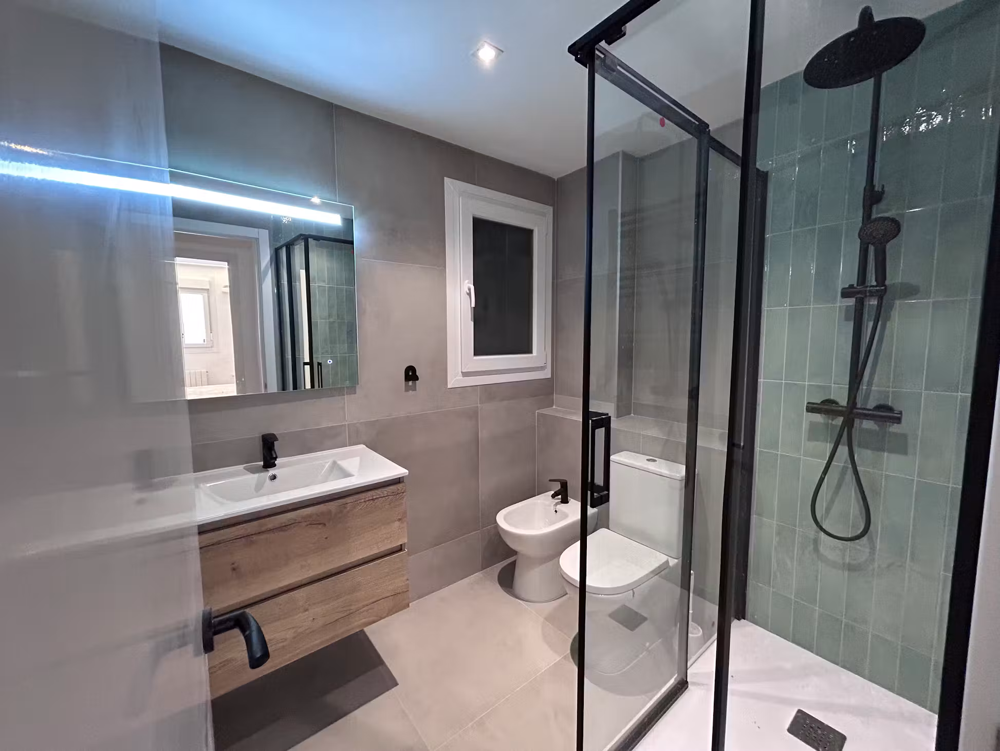 Baño renovado con ducha y mampara