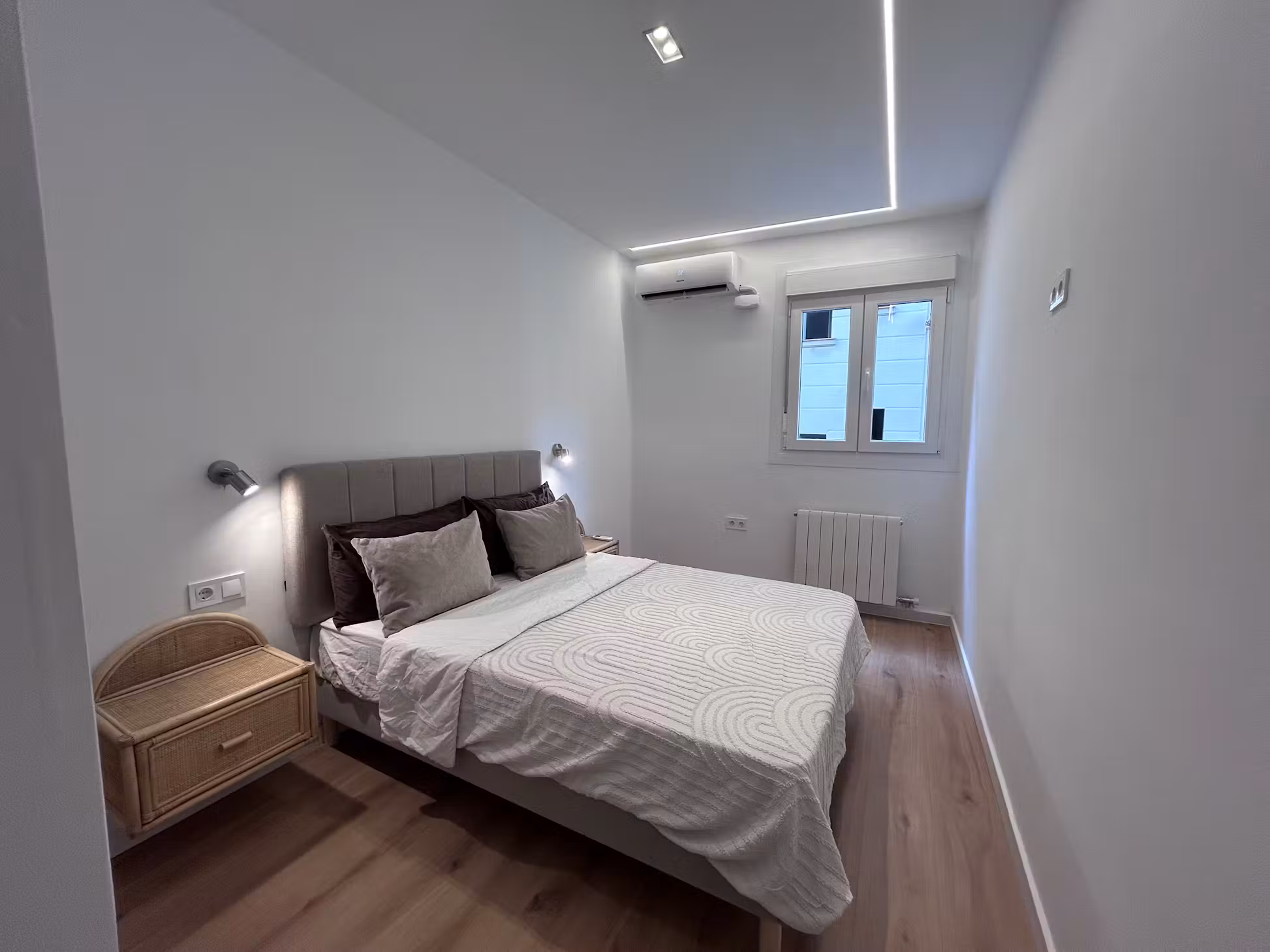 Dormitorio luminoso con aire acondicionado