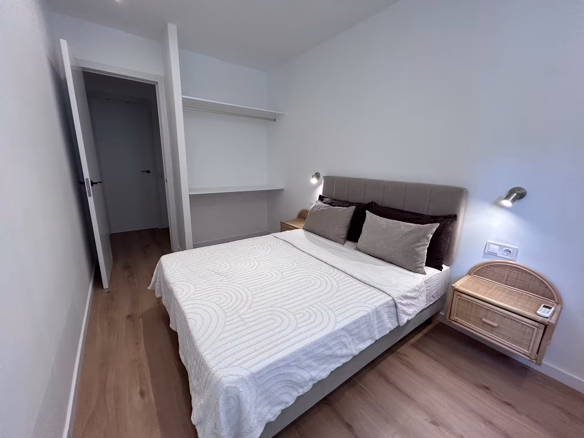 Cama matrimonial y espacio de guardado
