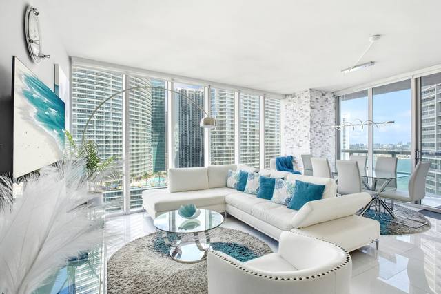 Living amplo e luminoso com vistas panorâmicas