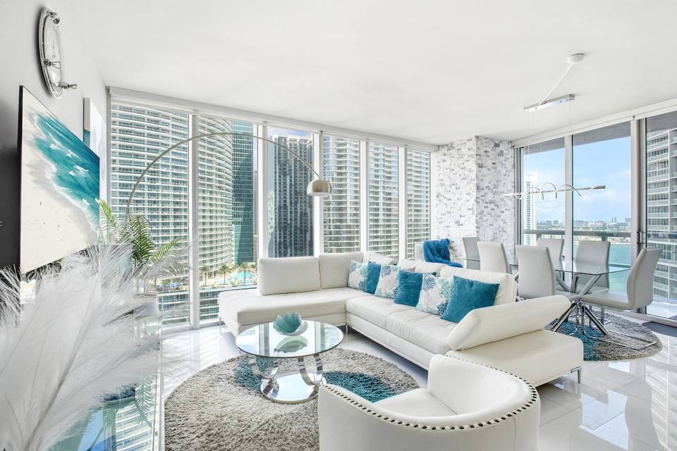 Living amplo e luminoso com vistas panorâmicas
