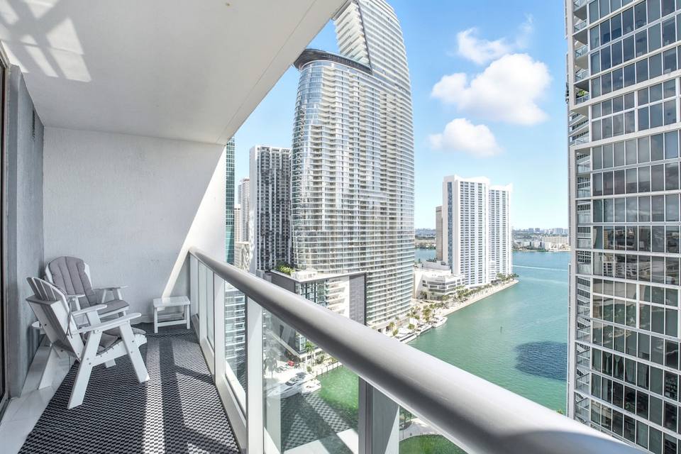 Varanda privada com vista para o rio e a baía