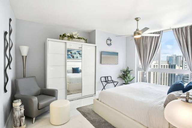 Quarto principal com cama King e vistas para a cidade