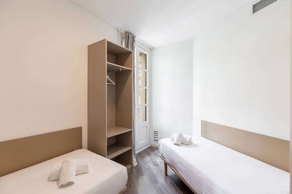Three-Bedroom, Two-Bathroom Apartment in Sants