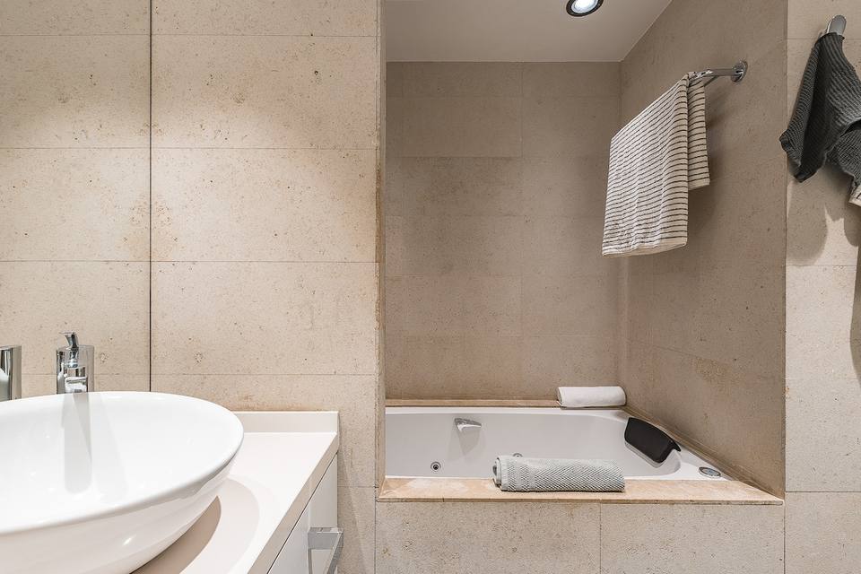 Baño completo con acabados de piedra