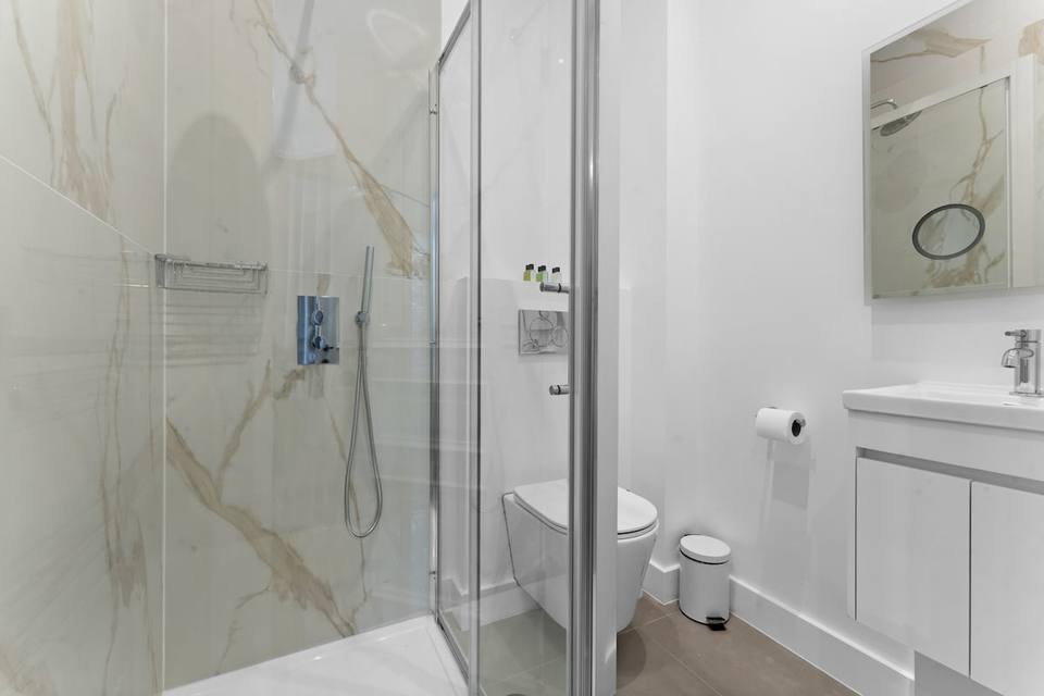 Casa de banho moderna com acabamentos de qualidade