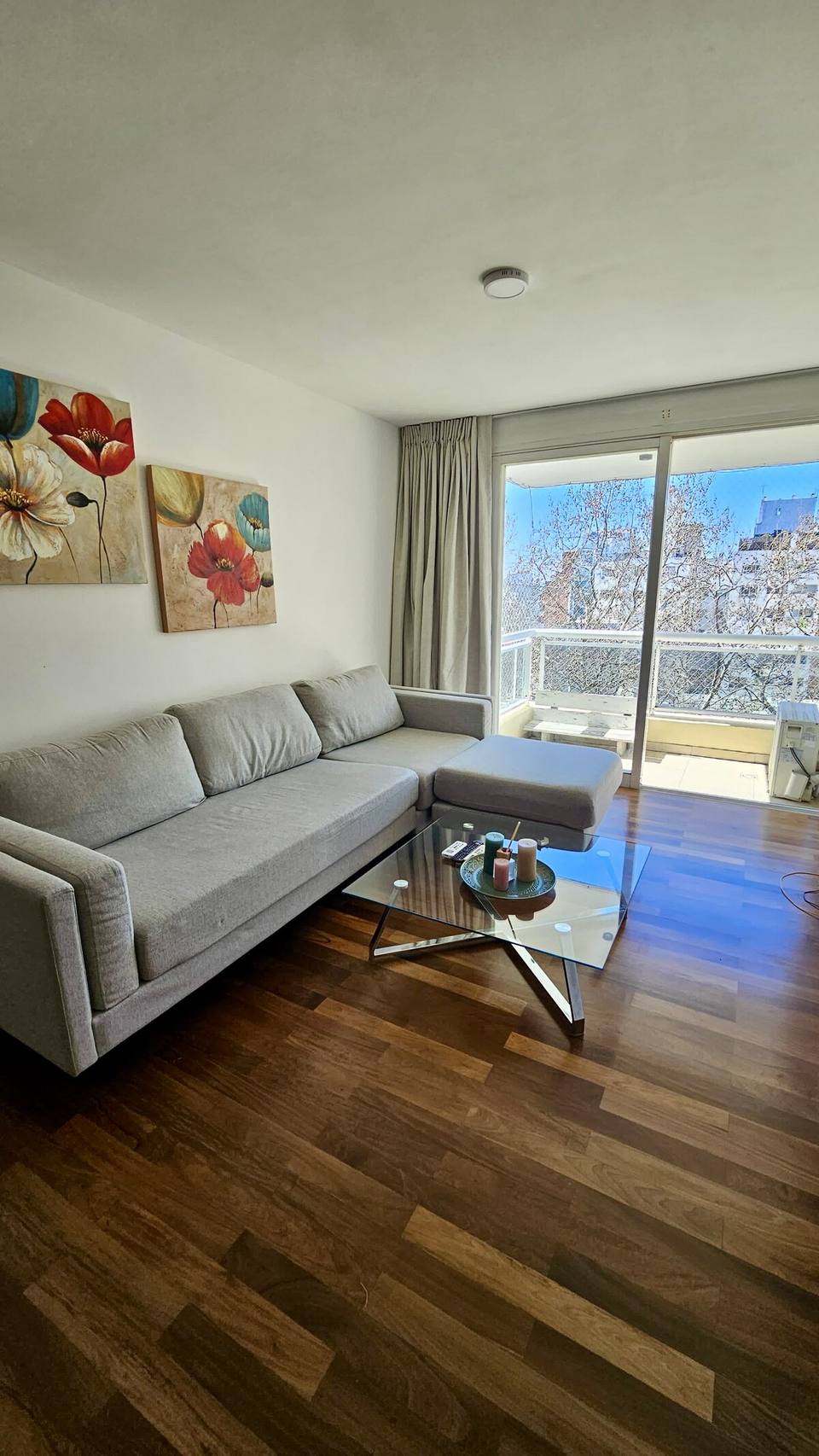 Sala luminosa com saída para a varanda