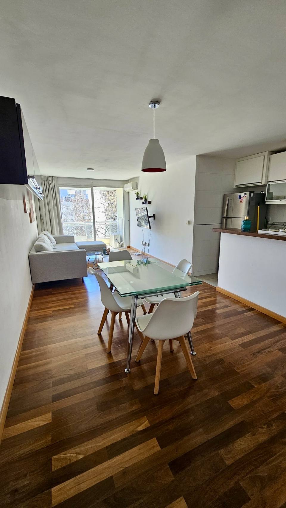 Sala de estar, jantar e cozinha integrada com varanda