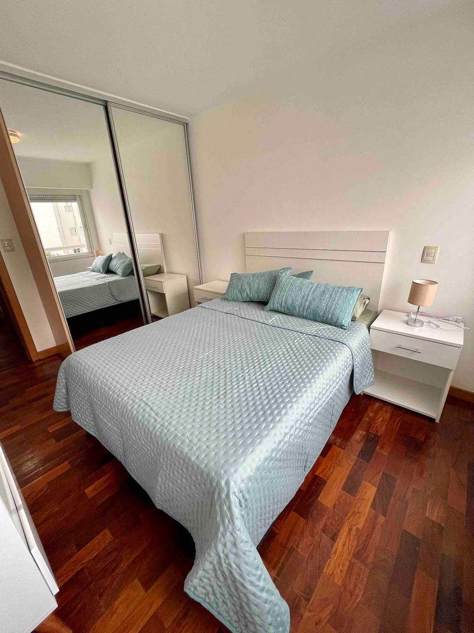 Quarto principal com cama de casal e vista para o exterior