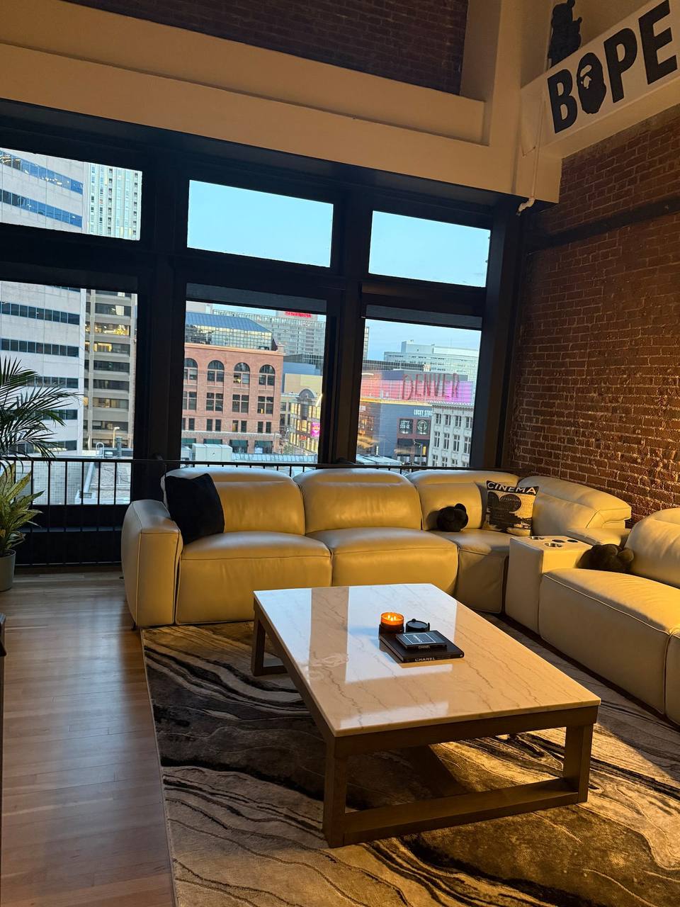 Quarto principal no loft com design moderno