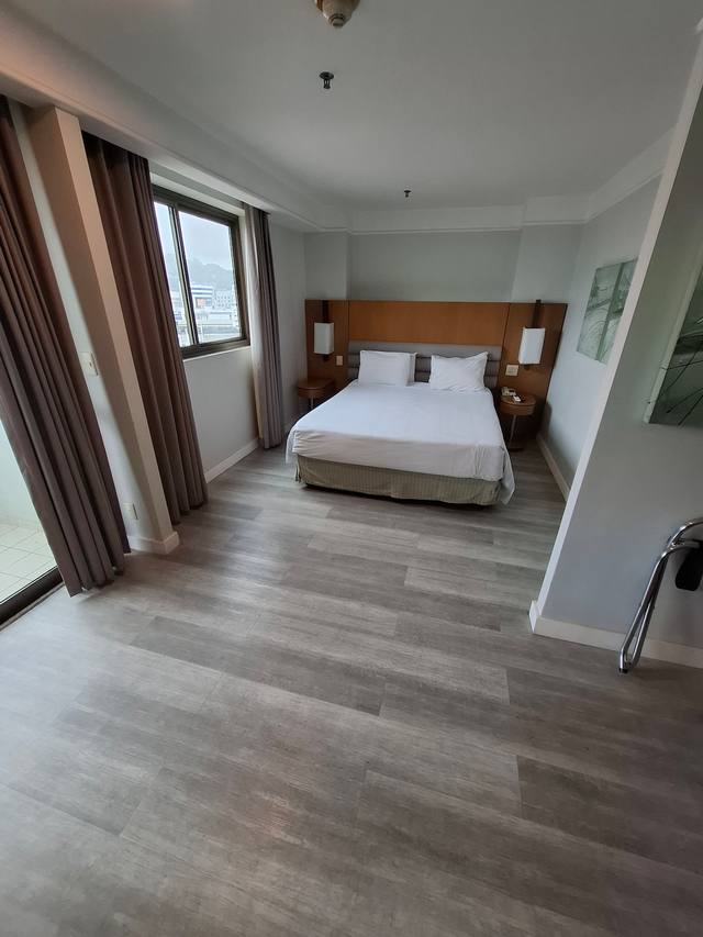 Quarto luminoso com cama de casal