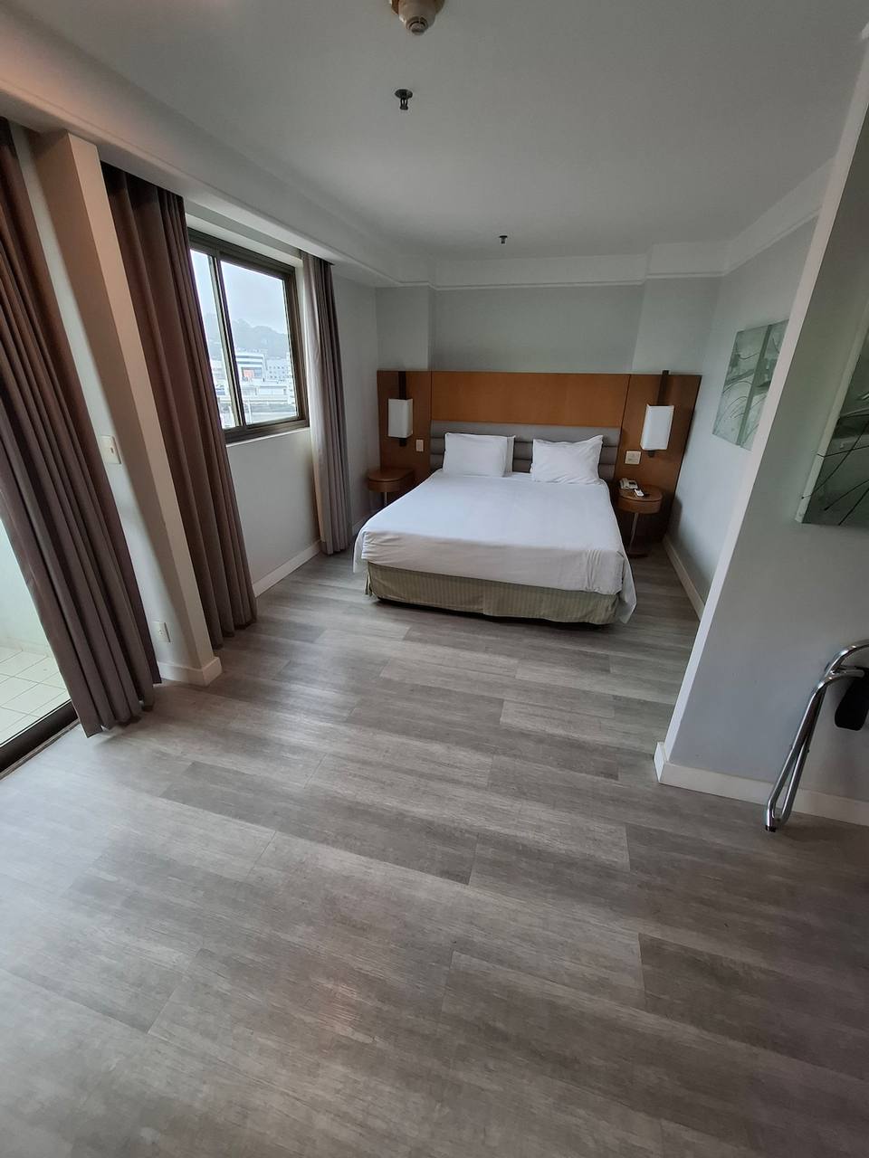 Quarto luminoso com cama de casal