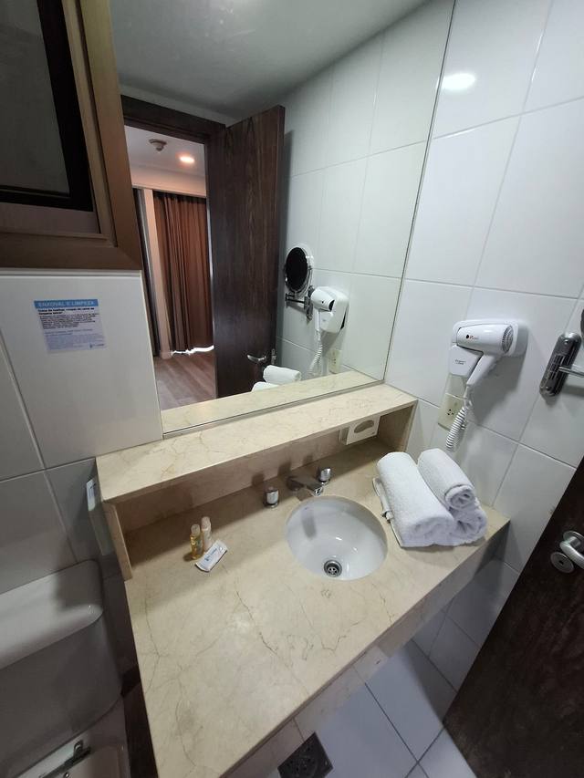 Casa de banho moderna e equipada