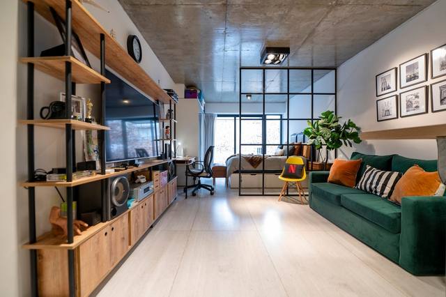 Espaço principal integrado com design industrial
