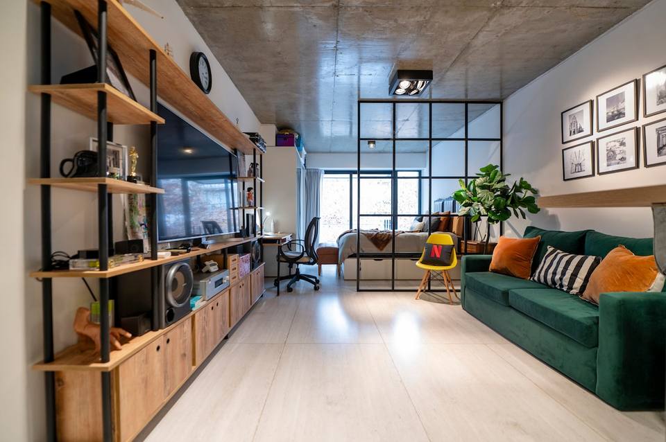 Espaço principal integrado com design industrial