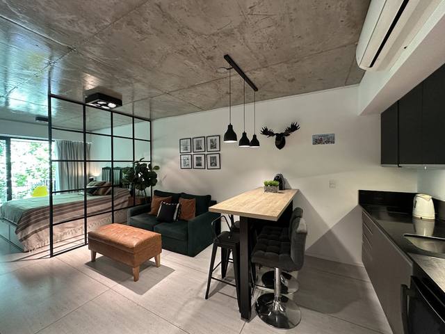 Sala de estar e jantar com balcão de pequeno-almoço