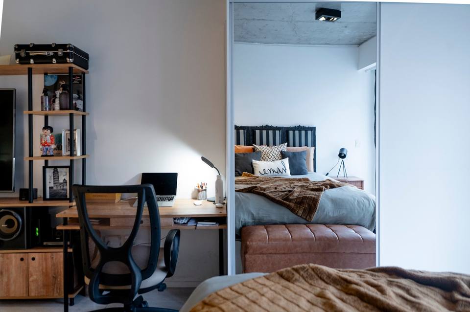 Cama Queen Size com detalhes de categoria