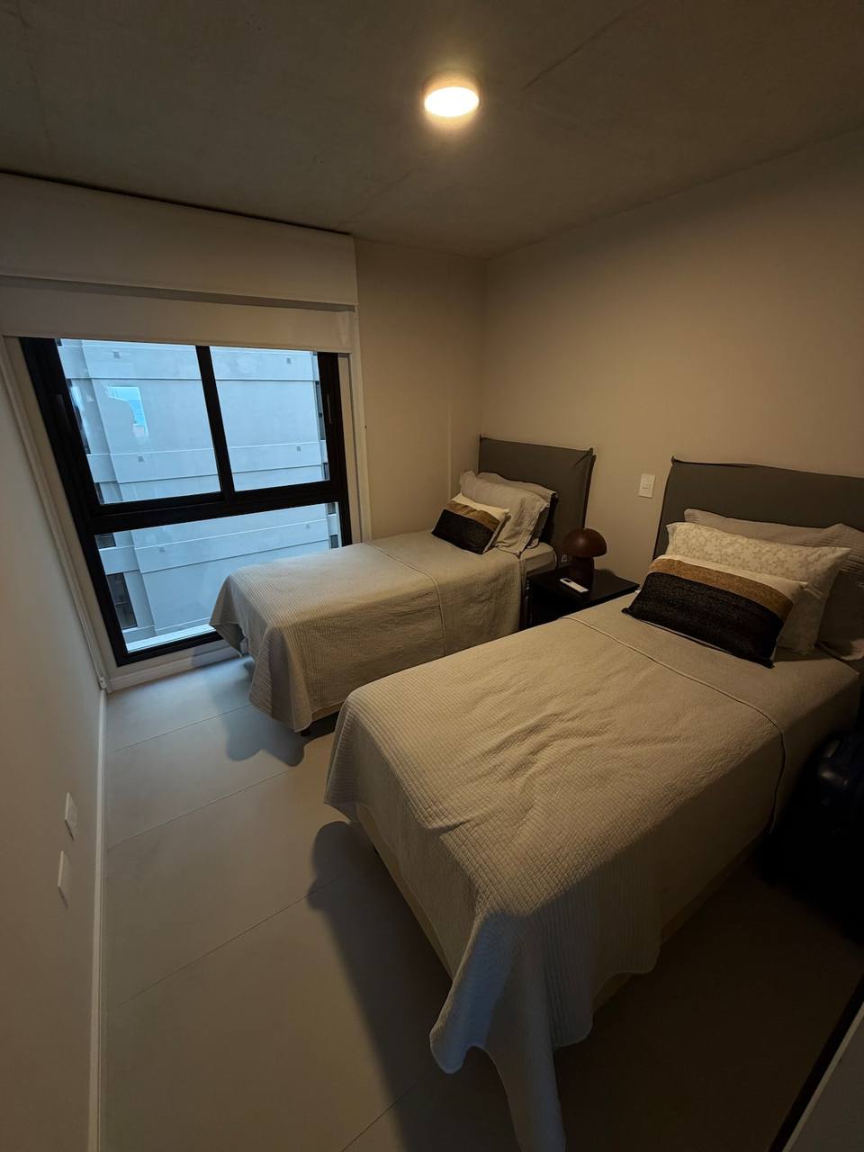 Two single beds in bedroom.