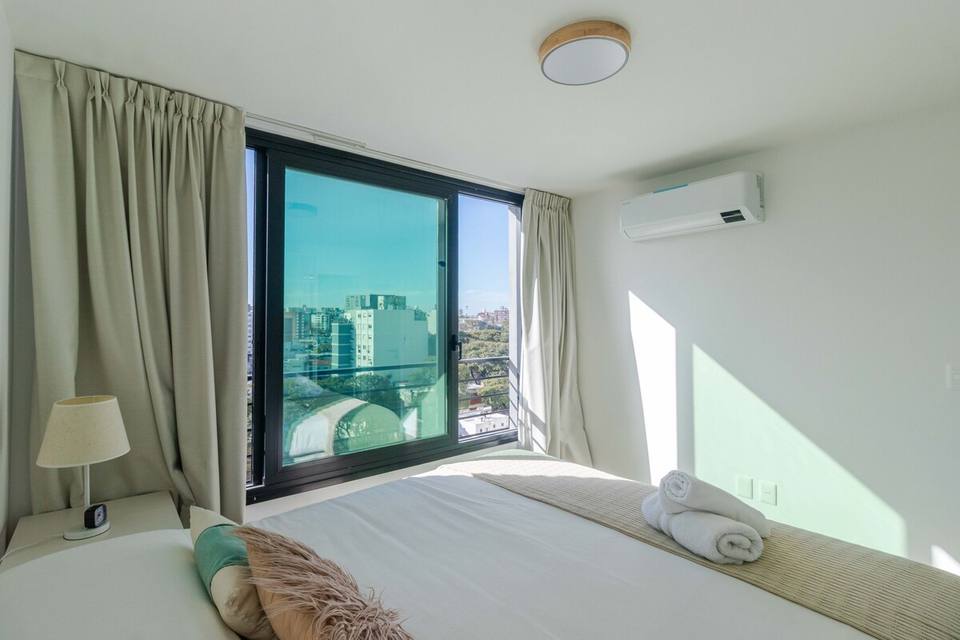 Cama de casal, grande janela e ar condicionado, muita luz