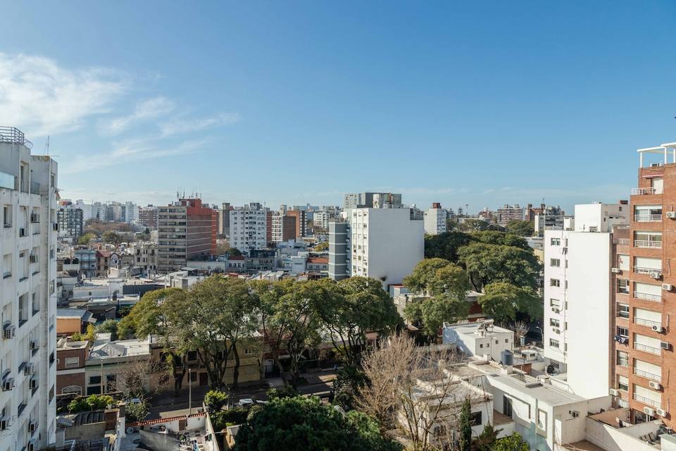 Vista panorâmica de Pocitos, edifícios e arvoredos