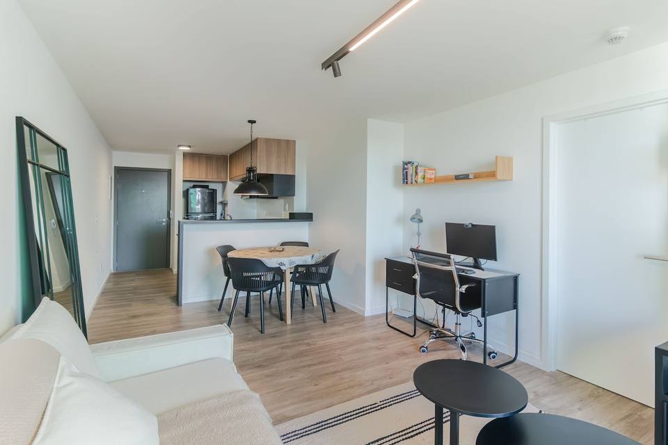 Amplo ambiente com sala, sala de jantar, escritório e cozinha