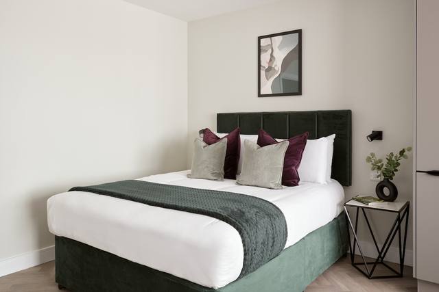 Cama doble de alta calidad con textiles premium