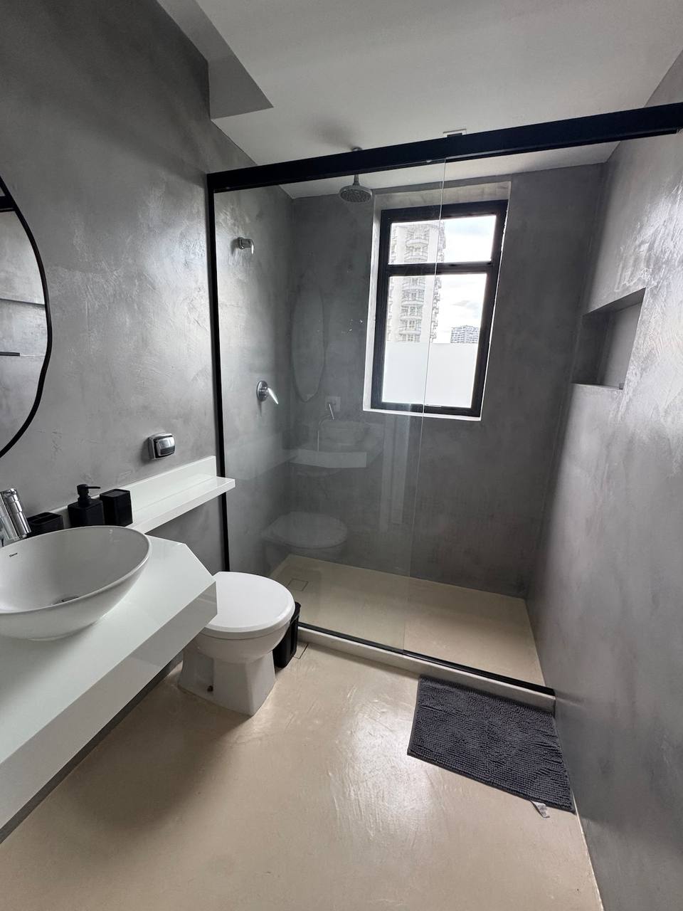 Baño en suite con detalles de diseño