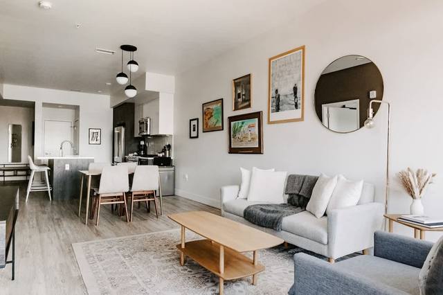 Espaço integrado com design moderno e luz natural