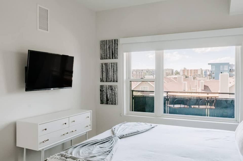 Quarto principal com janela panorâmica