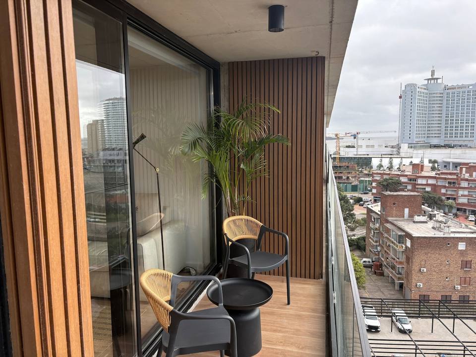 Balcón con suelo de madera.