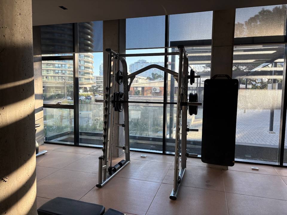 Gimnasio con máquinas y vista exterior
