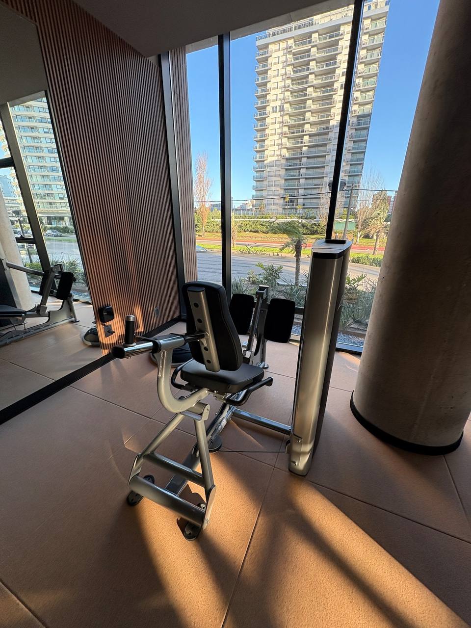 Máquina de ejercicio en gimnasio de edificio