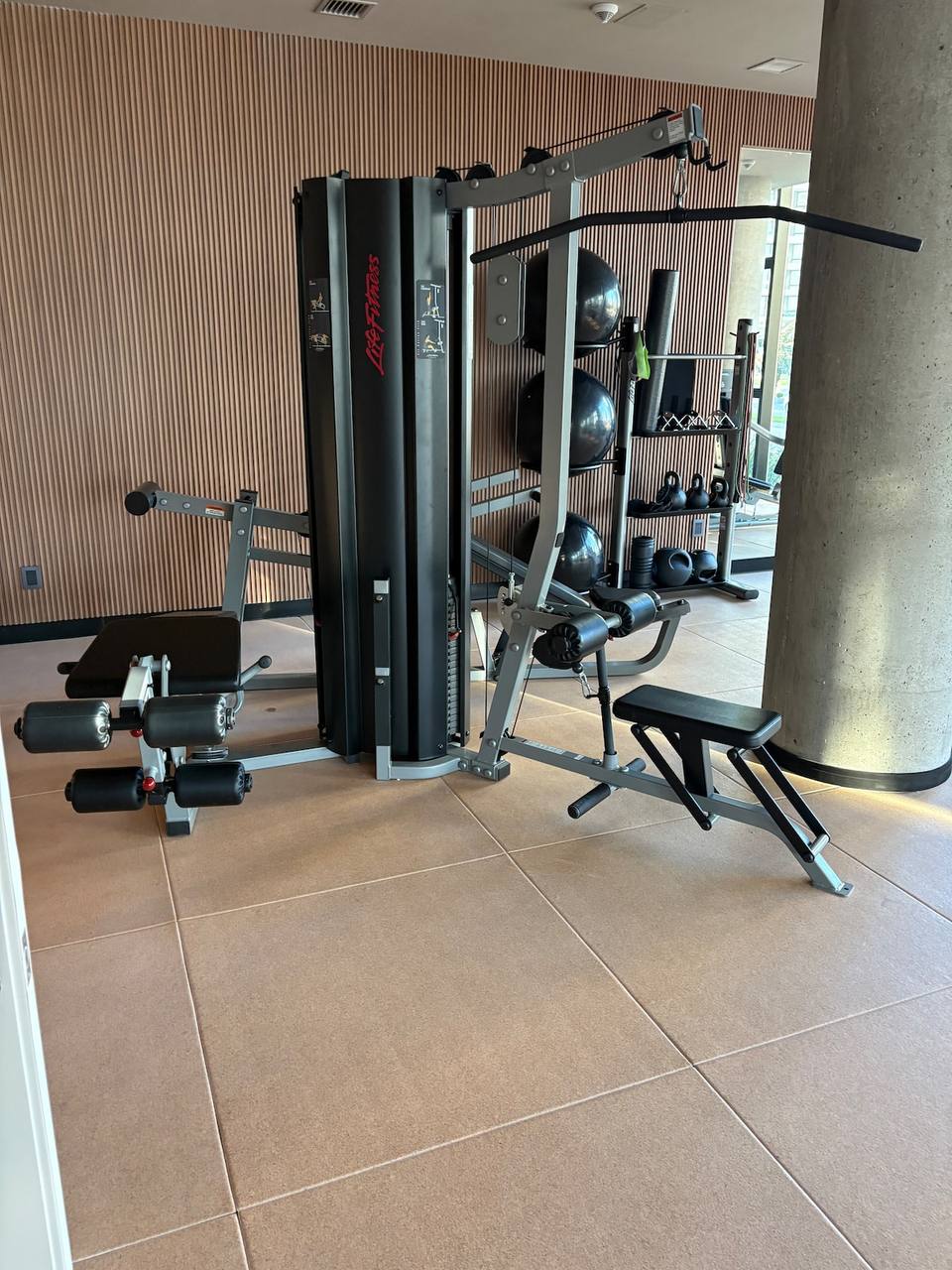 Máquina de gimnasio multifuncional y accesorios