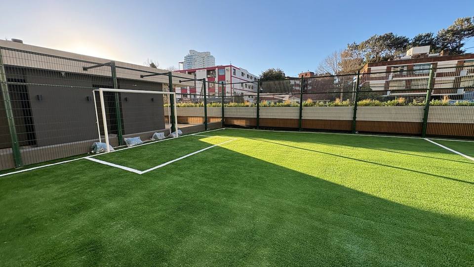 Cancha multiuso de pasto sintético