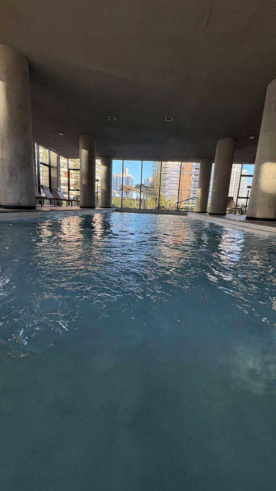 Piscina cubierta con vista a la ciudad