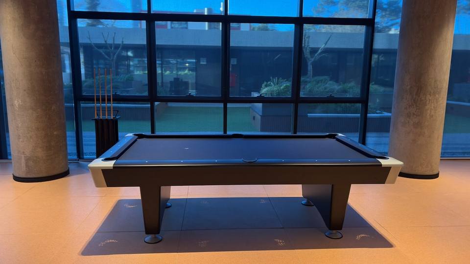Mesa de billar junto a ventana