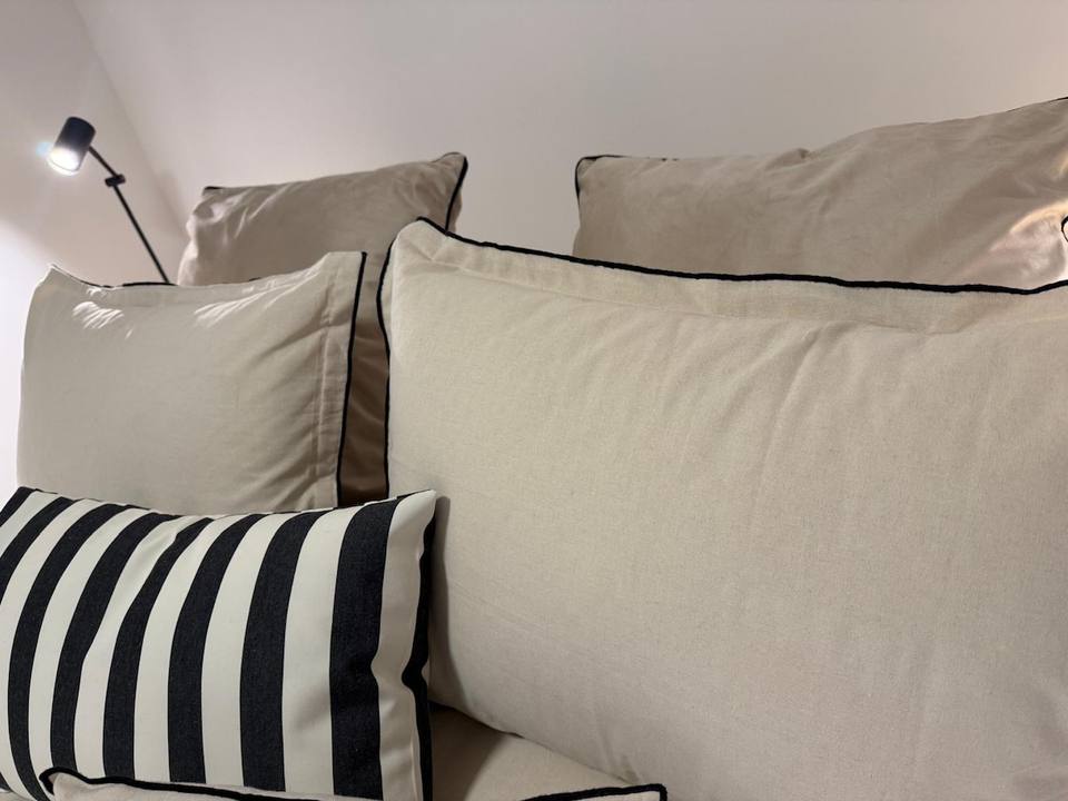 Almohadas y lámpara de lectura
