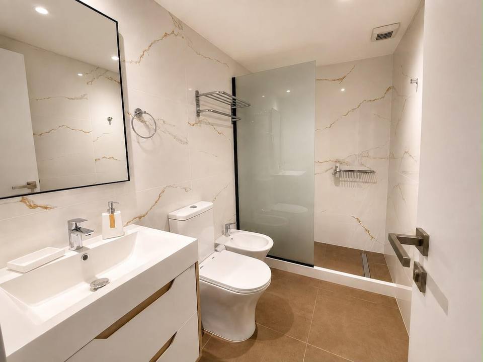 Baño con vanitory, inodoro, bidet, ducha