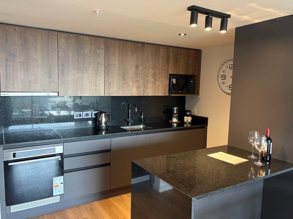 Cocina moderna con isla, equipada