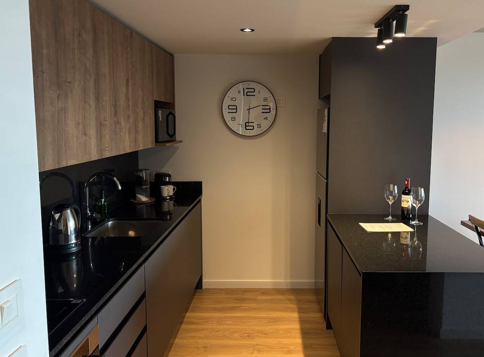 Cocina con encimeras y muebles negros