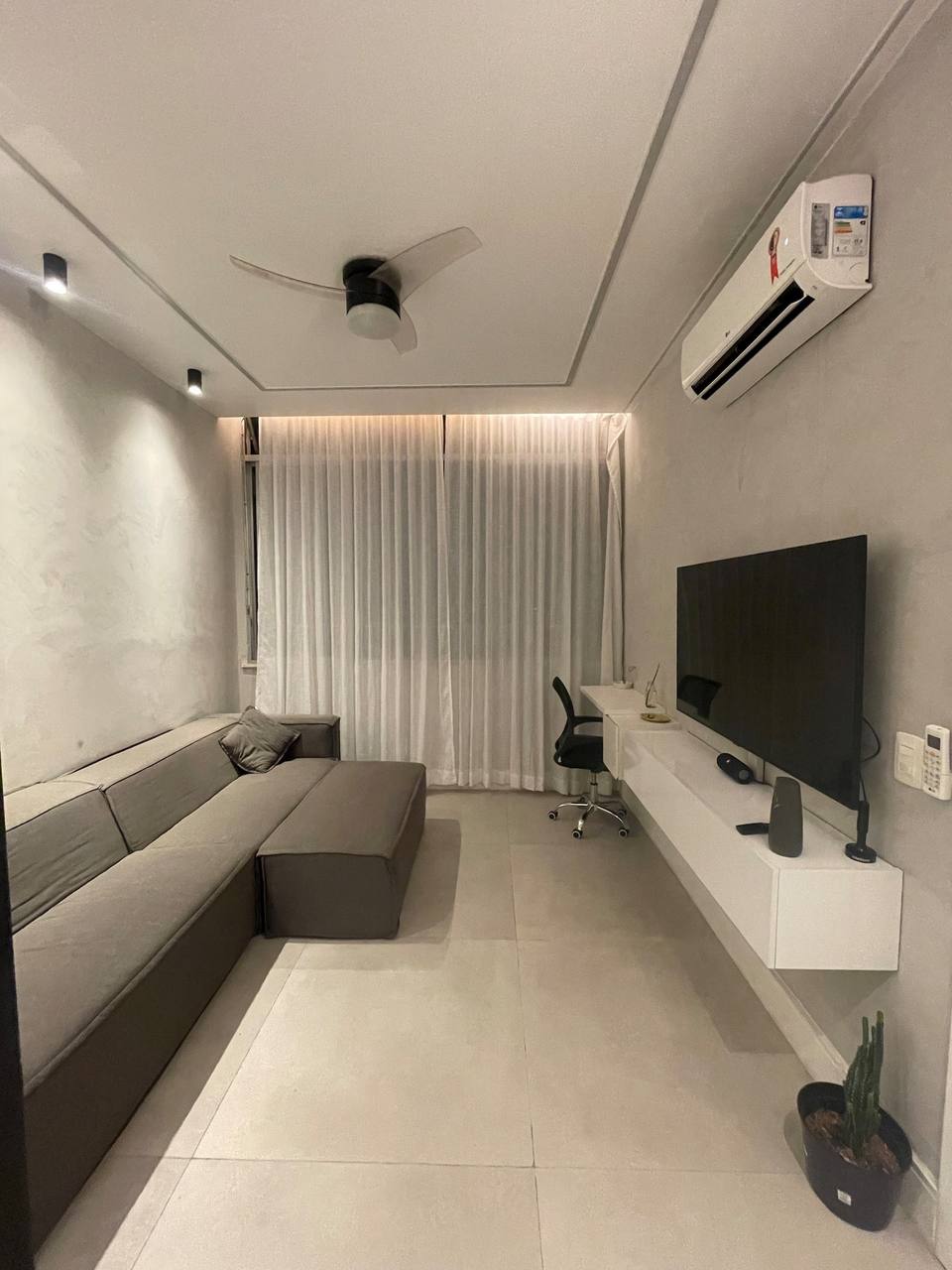 Quarto principal em mezzanine com cama queen