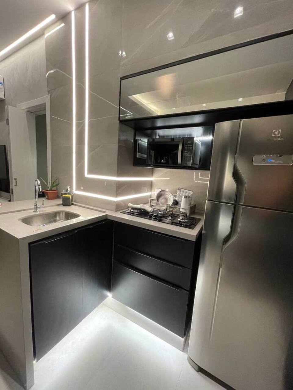 Cozinha integral equipada com eletrodomésticos de aço
