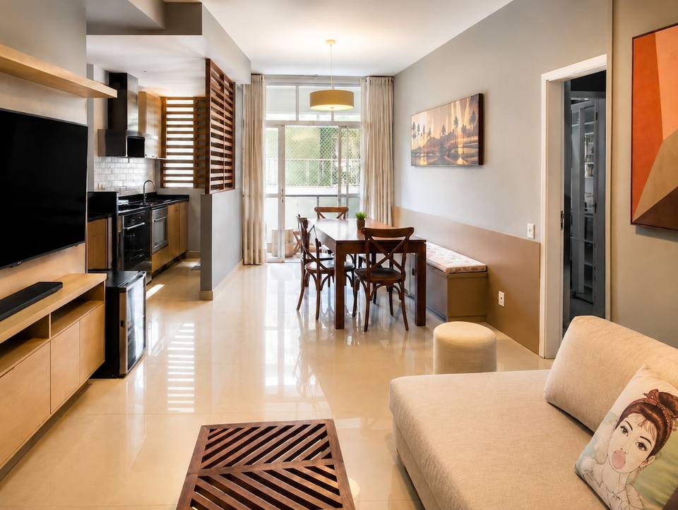 Amplio living comedor integrado con acceso al balcón