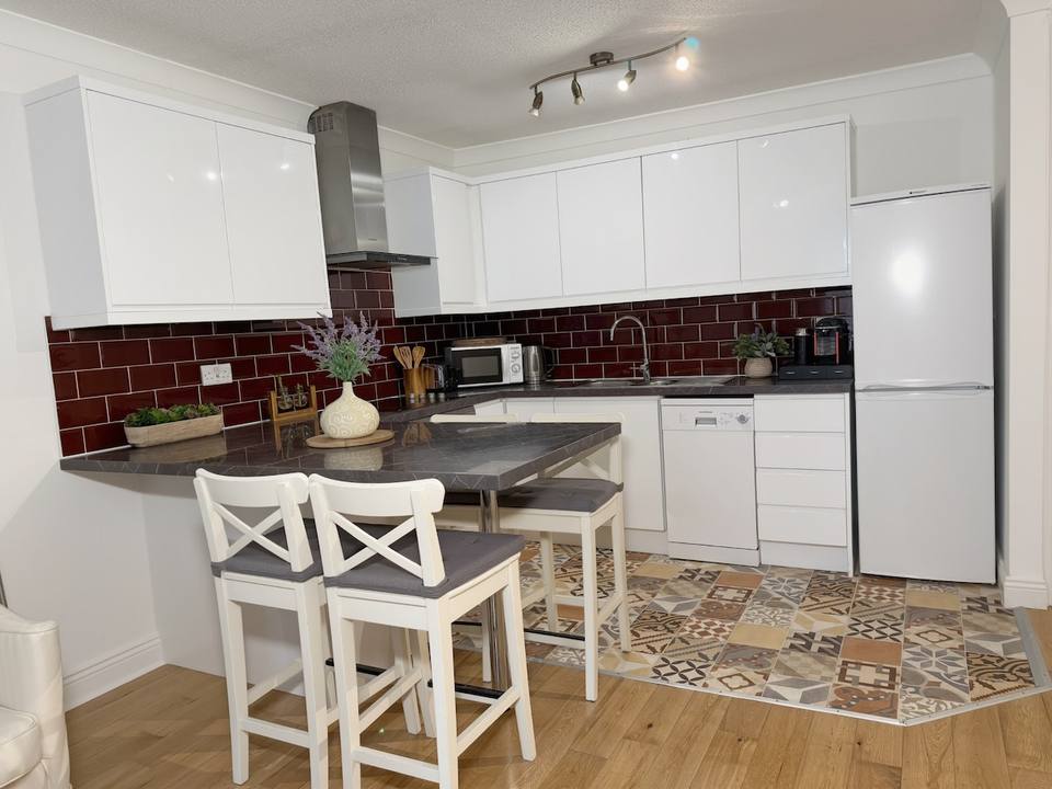 Integrated kitchen with breakfast bar